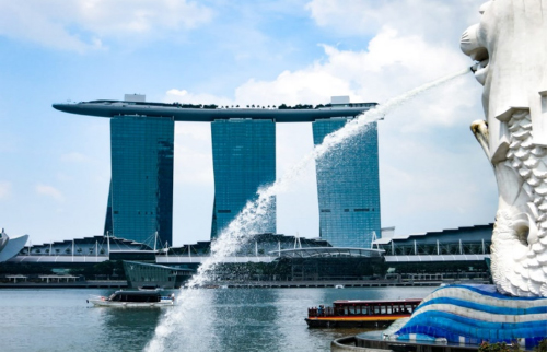 マリーナベイ・サンズとマーライオン
