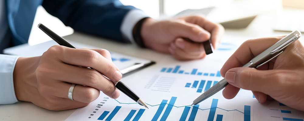 同じ年収帯でもファイナンシャル・ウェルビーイング（FWB）度が高い人/低い人はどんな人？